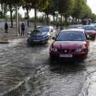 La intensa pluja va inundar diversos carrers de Lleida, com es veu en aquesta imatge presa davant de la passarel·la del Liceu Escolar.