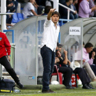 El tècnic del Lleida, Gustavo Siviero, dóna instruccions als seus jugadors durant el partit de diumenge.