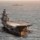 El portaavions rus, vigilat per un vaixell britànic, en una travessia anterior cap al Mediterrani.