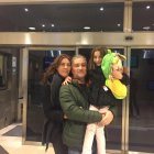 La petita Nadia Nerea i els seus pares, ahir a la tarda a Madrid.