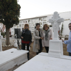 Integrants del grup Veus en Vers, ahir, al cementiri de Alpicat.
