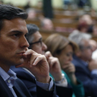 Pedro Sánchez abans de la primera votació del debat d’investidura del candidat del PP, Mariano Rajoy, aquest dijous al Congrés.