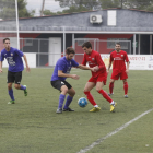 Un jugador de l’Alpicat i un altre del Jesús i Maria es disputen una pilota dividida.