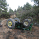 Vista del tractor accidentat divendres als Torms.