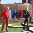 Josep Bellera i Rafa Ariño, amb una de les imatges que s’exposaran als comerços de la Zona Alta.