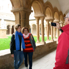 Visitants ahir retratant-se al claustre romànic del monestir de les Avellanes, a la Noguera.