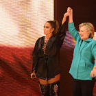 Hillary Clinton i Jennifer Lopez, en un acte divendres a Miami.