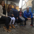 Iolanda Mateu i Carles Cuéllar, professors del centre, al costat de Carme, Álvaro i Laura, alumnes.