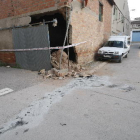 Vista de l’habitatge precintat per la col·lisió d’un vehicle a Vallfogona de Balaguer.