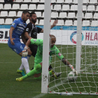 El porter de l’Atlètic Balears, Aulestia, treu la pilota clarament de dins de la porteria després del rematada de Valiente, però l’àrbitre no va concedir el gol.