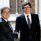 Enric Millo y Carles Puigdemont, ayer en el Palau de la Generalitat de Barcelona.