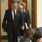 Els ministres Méndez de Vigo, Montoro i De Guindos es dirigeixen a fer la roda de premsa d’ahir.