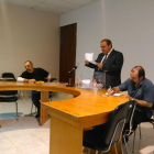 El alcalde de Bellcaire, Jaume Monfort, leyendo los votos.