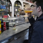 Un client d’un bar de Lleida pren una beguda ensucrada.