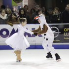 Un espectacle de patinatge va inaugurar ahir la pista de gel de la plaça Sant Joan.
