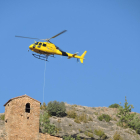 El helicóptero que ayer llevó el material para restaurar el templo.