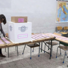 Secretarias electorales preparan las papeletas en una mesa de votación para el referéndum de hoy domingo, en Roma, Italia.