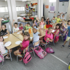 Organizar actividades no lectivas, como estas el pasado verano en un colegio de Lleida, es necesario si se hacen vacaciones en el curso.