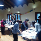 El taller de dones al local social d’Erill la Vall, on van confeccionar els detalls nadalencs.