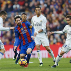 Leo Messi, que no estuvo lejos de su mejor versión, intenta controlar un balón rodeado por los madridistas Kovacevic, Cristiano Ronaldo y Modric.