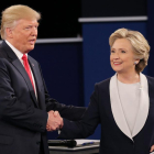 L’encaixada de mans entre Trump i Clinton en el cara a cara.