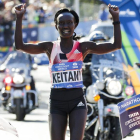 Keitany gana su tercer maratón de Nueva York, con 50.000 participantes