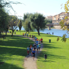 Els atletes van recórrer part de la canalització del riu Segre al seu pas per Balaguer.