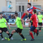 Pau Solanes despeja el balón ante la atenta mirada de dos jugadores del Viladecans. 