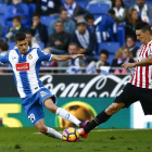 Aduriz intenta superar a un defensa del Espanyol.