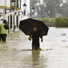Un hombre camina entre las casas inundadas en la barriada Doña Ana de la localidad malagueña de Cártama por las fuertes lluvias.