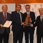 Raed Al Saleh, rebent el premi de mans de Marc Solsona, Josep Maria Pujol i Roberto Fernández.