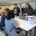 Ciudadanos búlgaros ejerciendo su derecho a voto en Lleida.