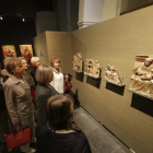 Imatge recent d’un grup de visitants davant d’algunes de les obres del conflicte de Sixena exposades al Museu de Lleida.