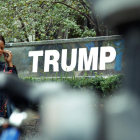 Una mujer pasa junto a un edificio propiedad del candidato republicano, Donald Trump, en Nueva York.