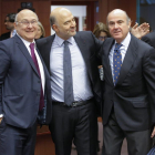 Moscovici saluda Luis de Guindos i el ministre francès de Finances durant la reunió de l’Eurogrup.