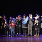 Foto de familia de los premiados  y los organizadores en el escenario, el sábado al recoger el galardón. 