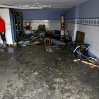 Un home observa el garatge inundat de casa seua, ahir a Cadis.