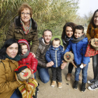 Niños y sus familiares muestran los ‘tions’ que encontraron ayer en su aventura por el parque de La Mitjana. 