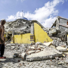 Un ciutadà indonesi inspecciona una mesquita destruïda la província d’Aceh.