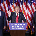 Donald Trump saluda a sus simpatizantes acompañado de su vicepresidente, Mike Pence  (izq), y de su hijo Barron. 