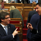 Puigdemont fa broma amb el líder del PP català, Xavier García Albiol, ahir al Parlament.