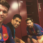 Marc Cardona es va fer una foto amb Luis Suárez i Messi al vestidor després del partit amb el Borussia.