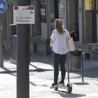 Una jove circula amb un patinet elèctric per rambla d’Aragó pel carril bici, ahir.