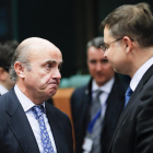 Guindos con el vicepresidente de la Comisión Europea, Valdis Dombrovskis, este lunes en Bruselas.