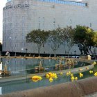 La fuente de Plaça Catalunya con patitos de goma.