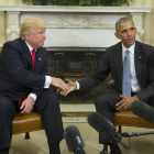 El presidente de los EEUU, Barack Obama, estrecha su mano con el presidente electo Donald Trump al final de su encuentro.