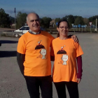 Josep y Montse, ayer, con las camisetas de la asociación Afasaf de la que forman parte.