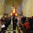 Missa solemne al Sant Crist (esquerra) i actuació de l’orquestra Costa Brava, ahir a la tarda al pavelló Inpacsa (dreta).