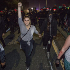 Manifestants són obligats a desallotjar una autopista mentre protesten a Oakland.