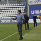El técnico del Lleida, Gustavo Siviero, dando instrucciones a sus jugadores ante el Cornellà.